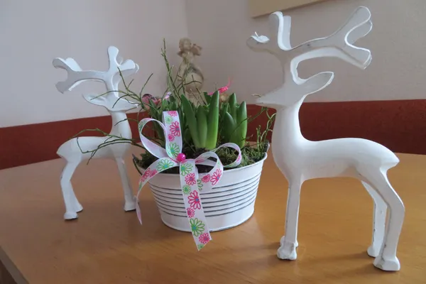Table decoration flowers and deer Apartment Sonneck